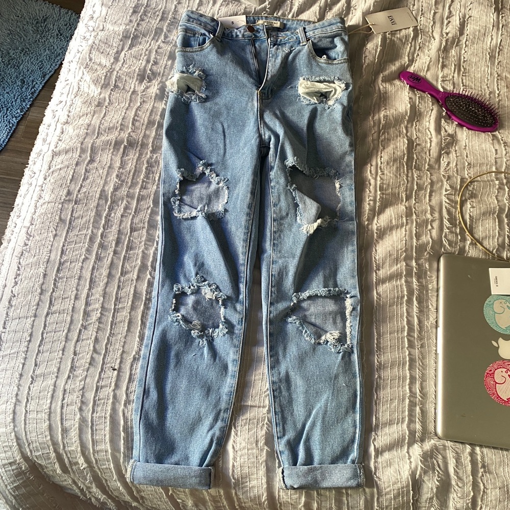Mom jeans ripped
